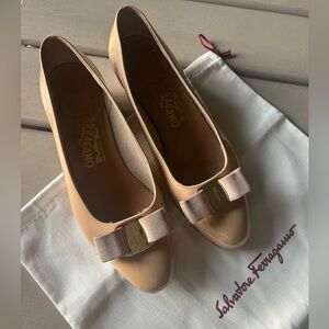 Ferragamo Patent Vara Pump Size 6 Nude Grosgrain Bow Gilt 2020